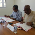 Le President de la CAF Guyane et le Senateur Maire de Mana en pleine signature de la Convention